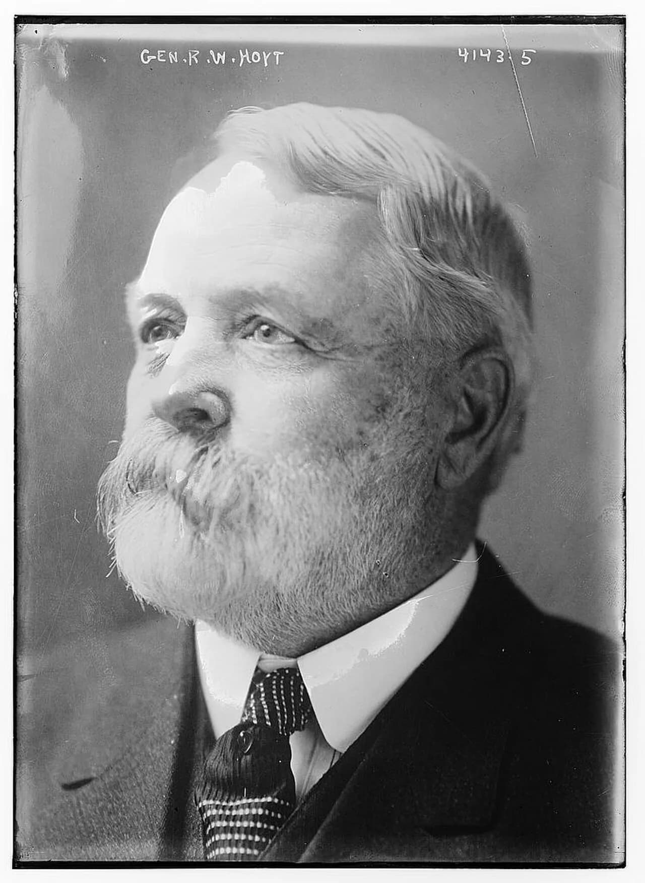 Ralph W Hoyt