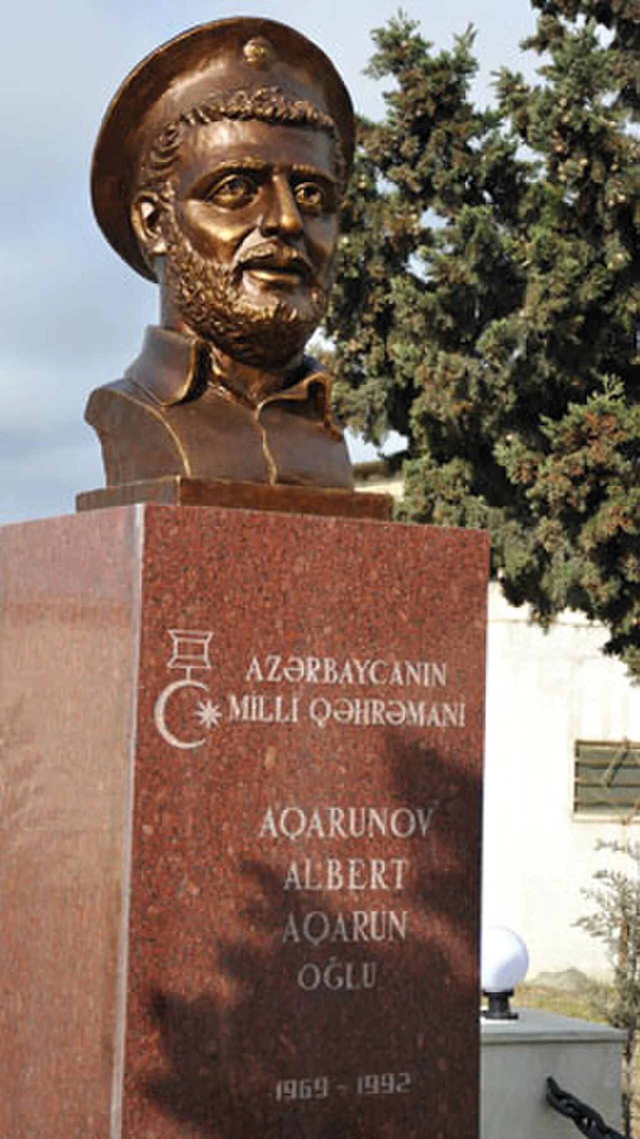 Albert Aqarunov