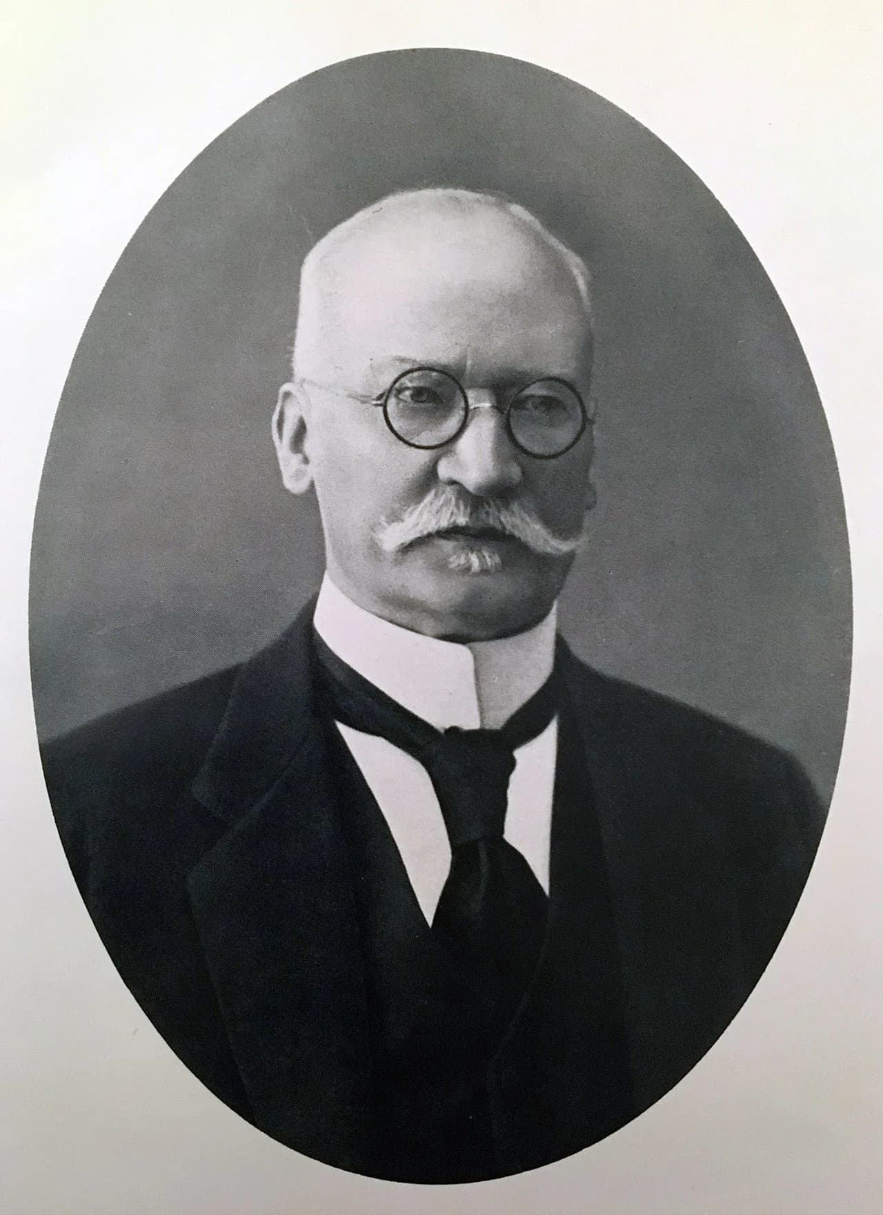 Gustaf Roos