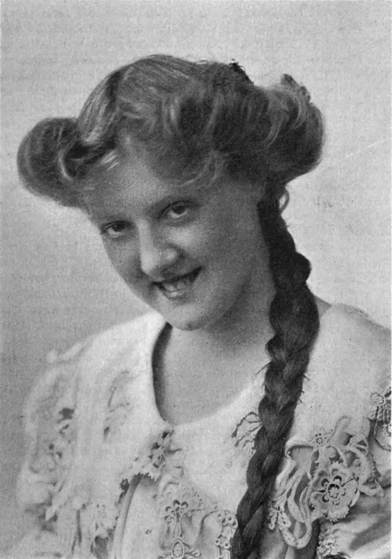 Mabel Hollins