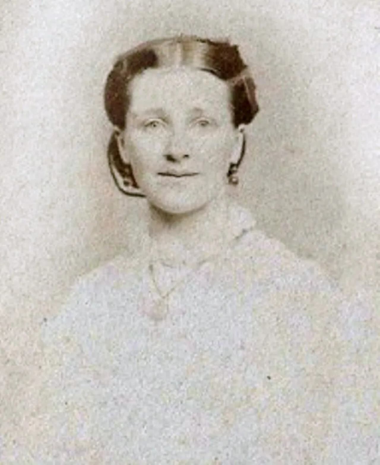 Leontine Standish