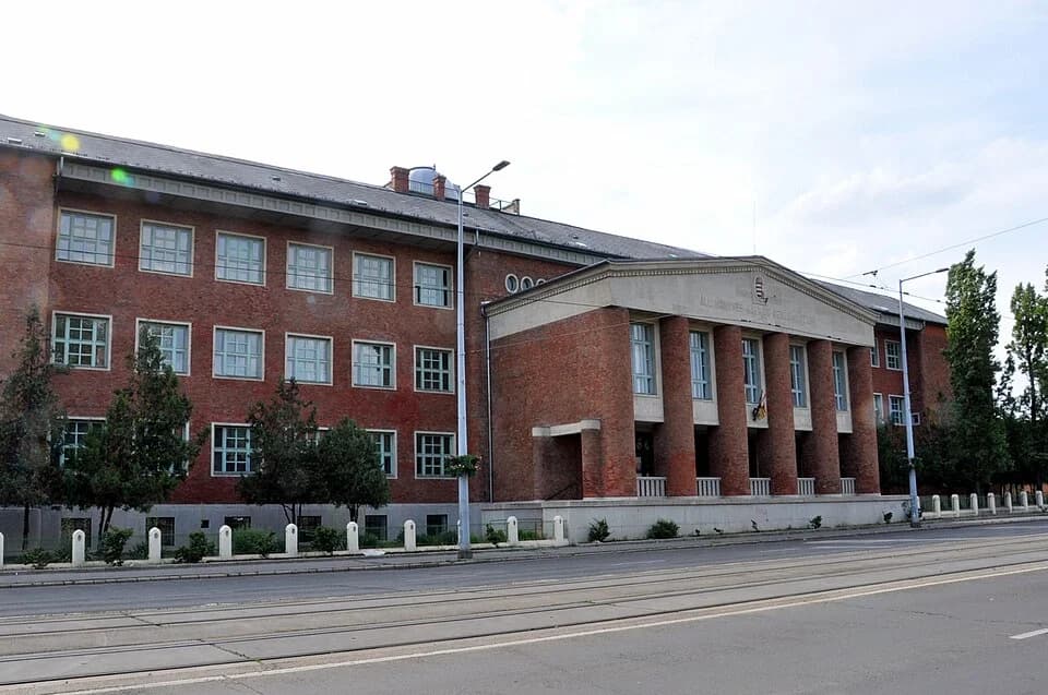 Könyves Kálmán High School