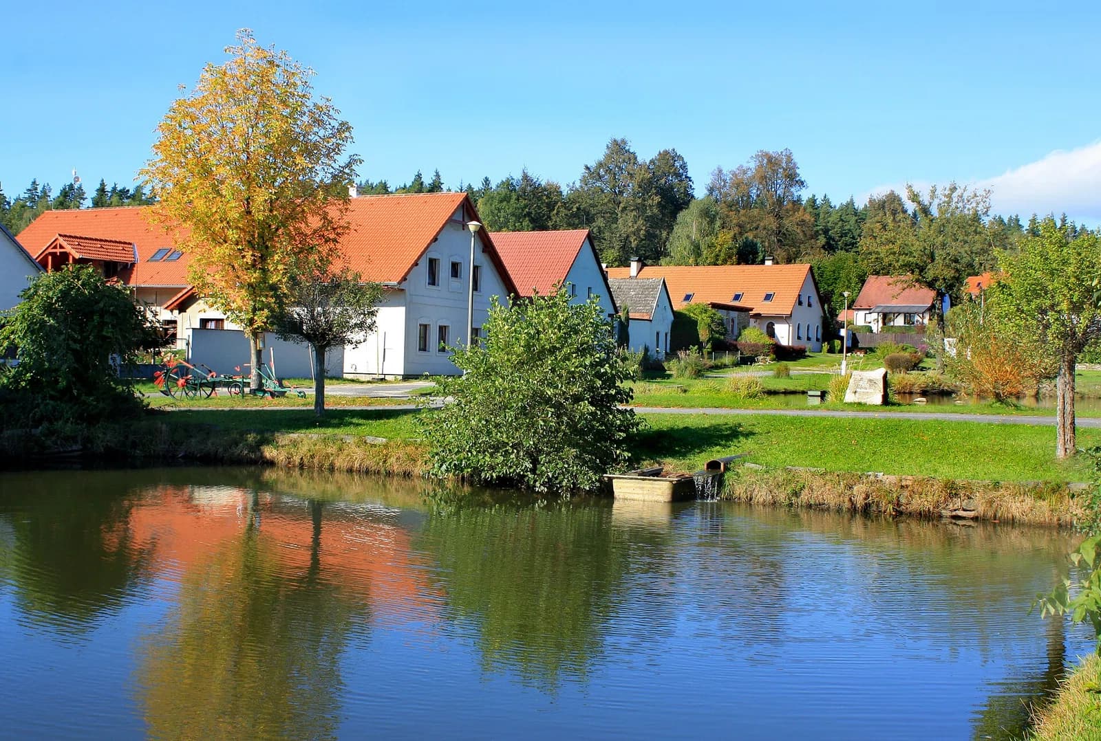 Bílá