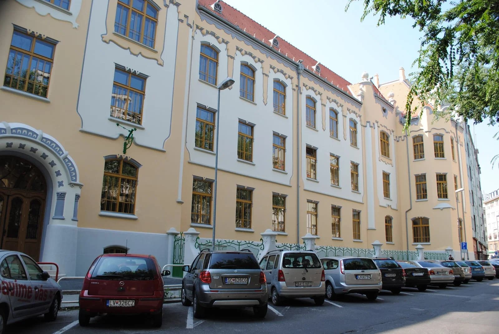 Gymnasium Grösslingová