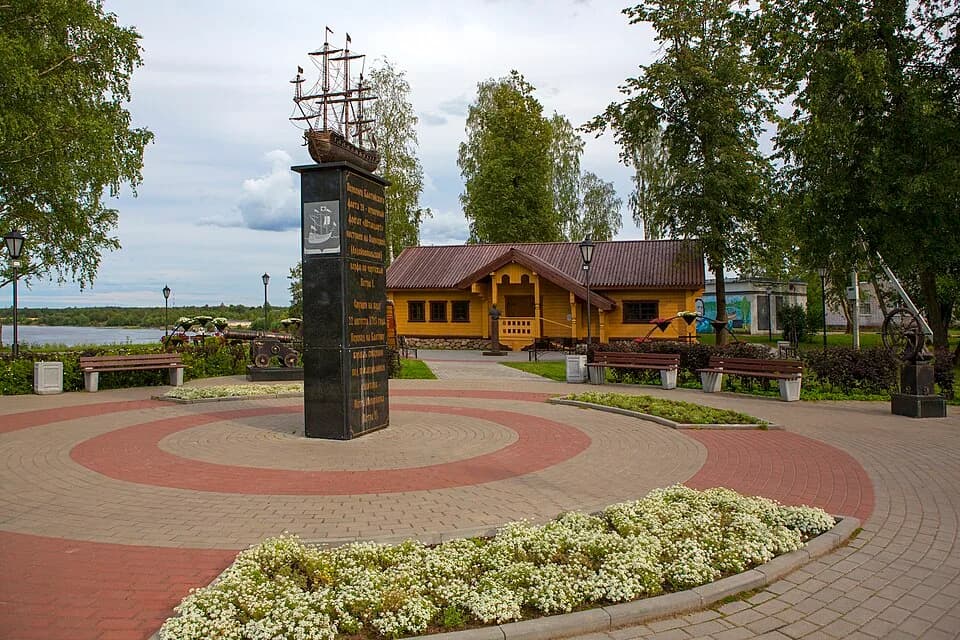 Lodeynoye Pole