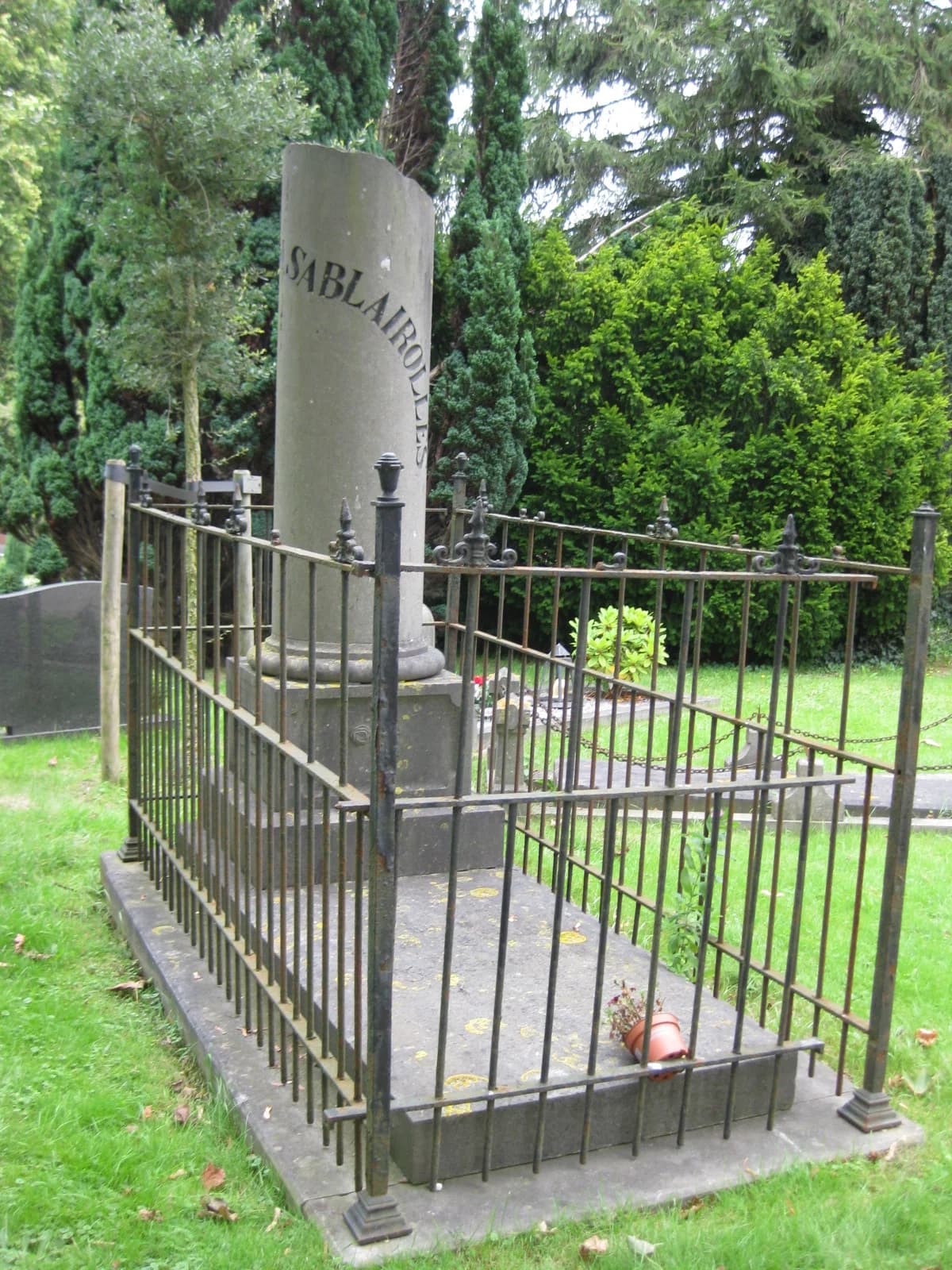 grave of actress Suzanna Sablairolles