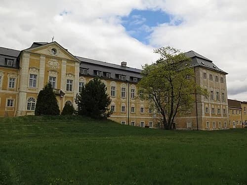 Dlažkovice Castle