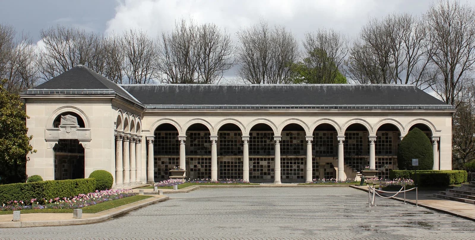 Crématorium-columbarium du Père-Lachaise