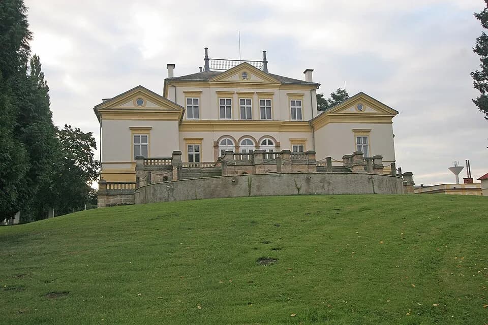 Dobřenice Castle