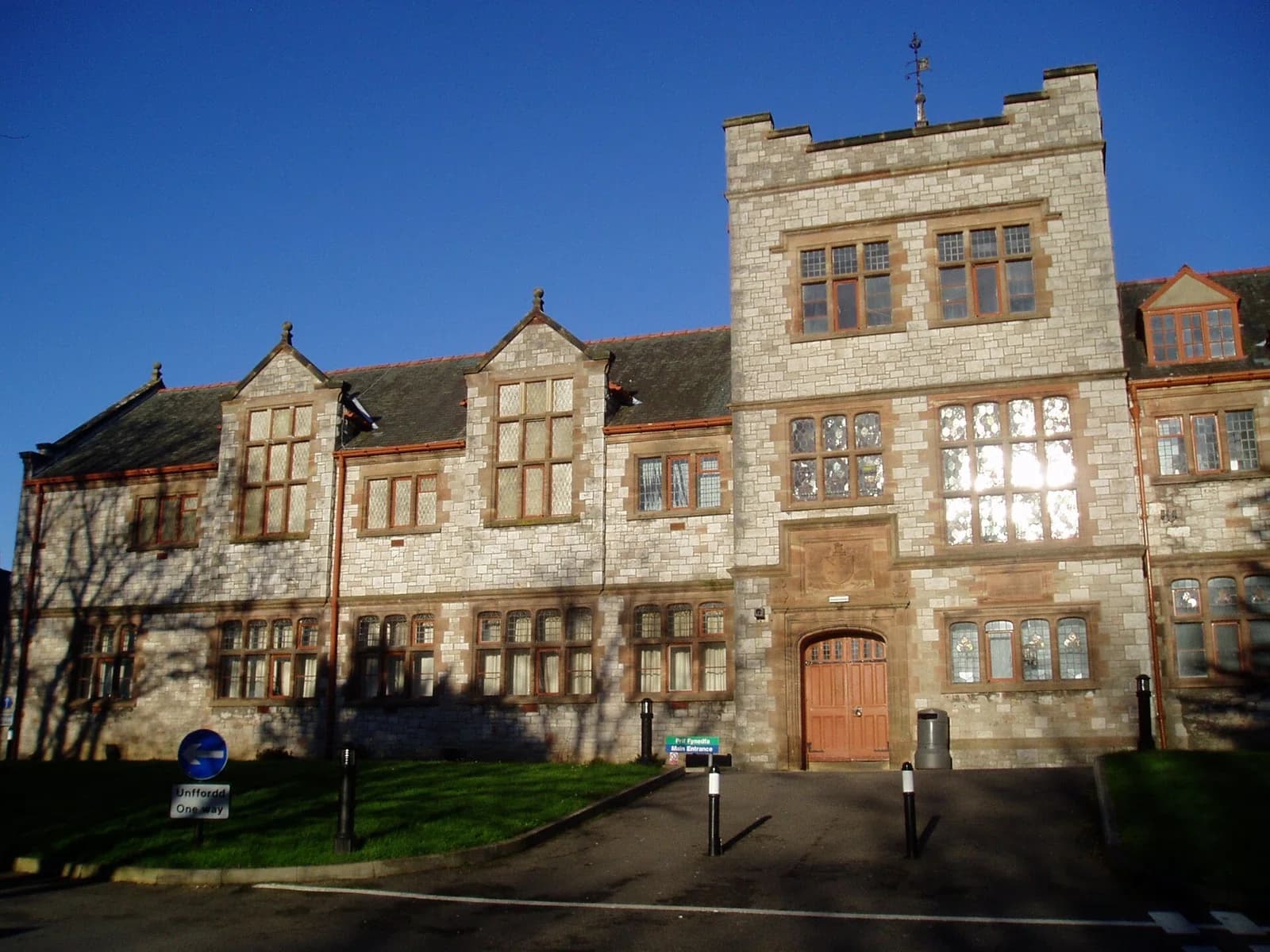 Ysgol Friars