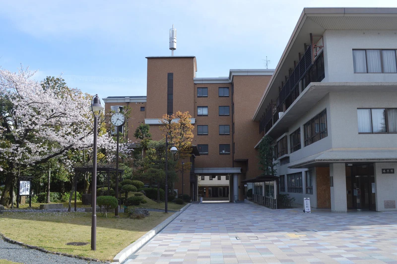 Hanazono University