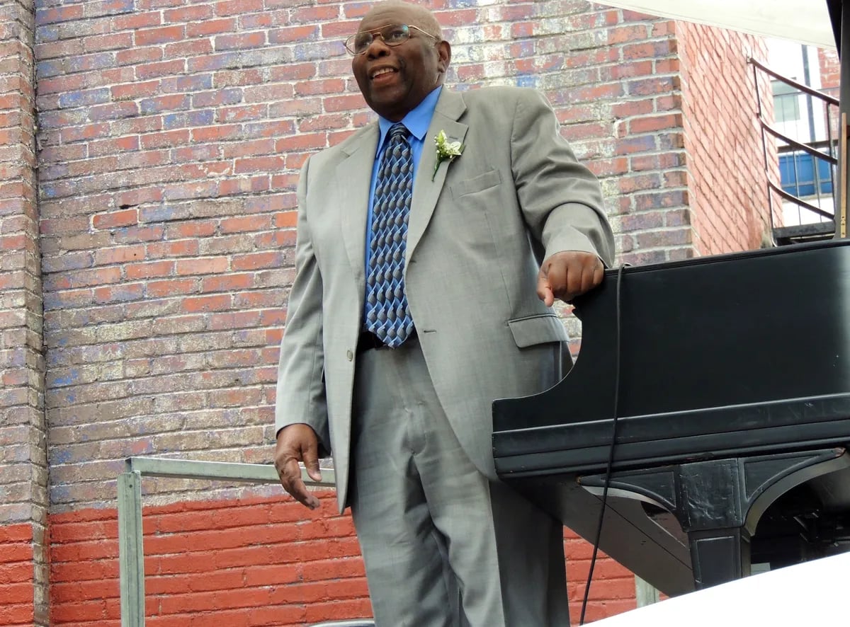 Porträt von Oliver Jones (1934–2026) – Gedenkseite