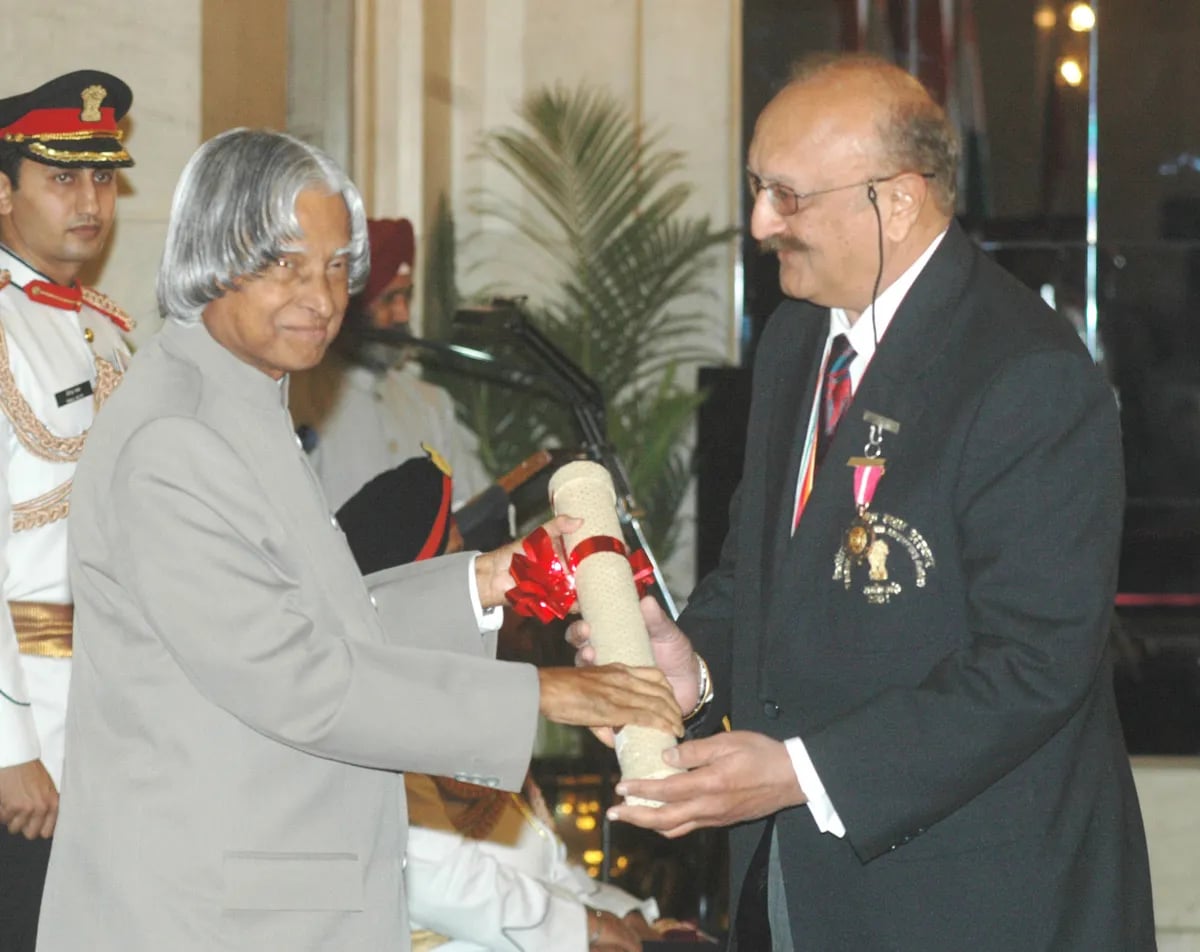 Portrait of Vijaypat Singhania (1938–2026) – memorial page