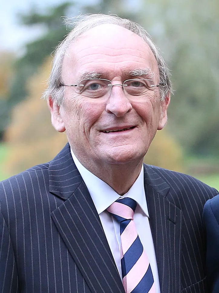 Porträt von Seán Barrett (1944–2026) – Gedenkseite