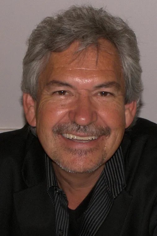 Porträt von Benjamin Alire Sáenz (1954–2026) – Gedenkseite