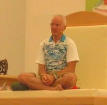 Porträt von Ole Nydahl (1941–2026) – Gedenkseite