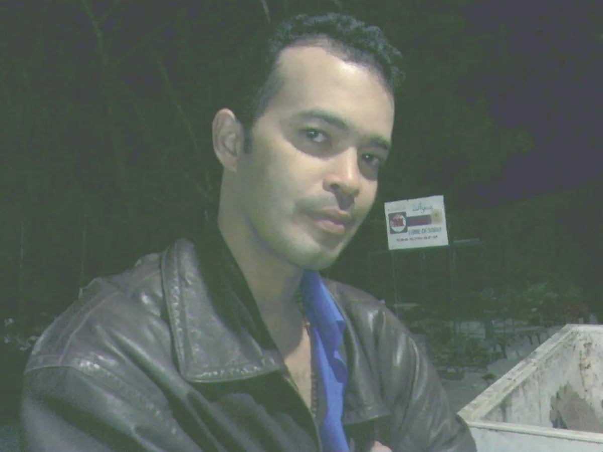 Portrait of Alex Bueno (1963–2026) – memorial page