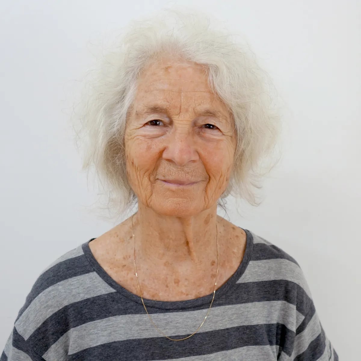 Porträt von Simone Forti (1935–2026) – Gedenkseite