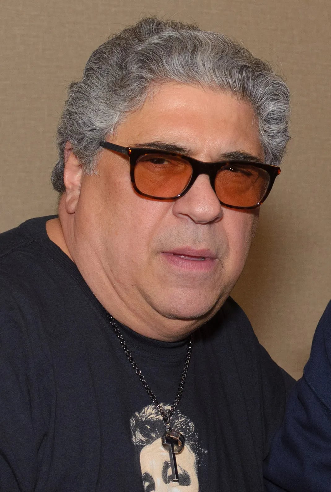 Porträt von Vincent Pastore (1946–2026) – Gedenkseite