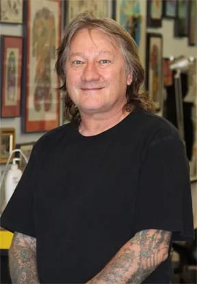 Porträt von Greg James (1954–2026) – Gedenkseite