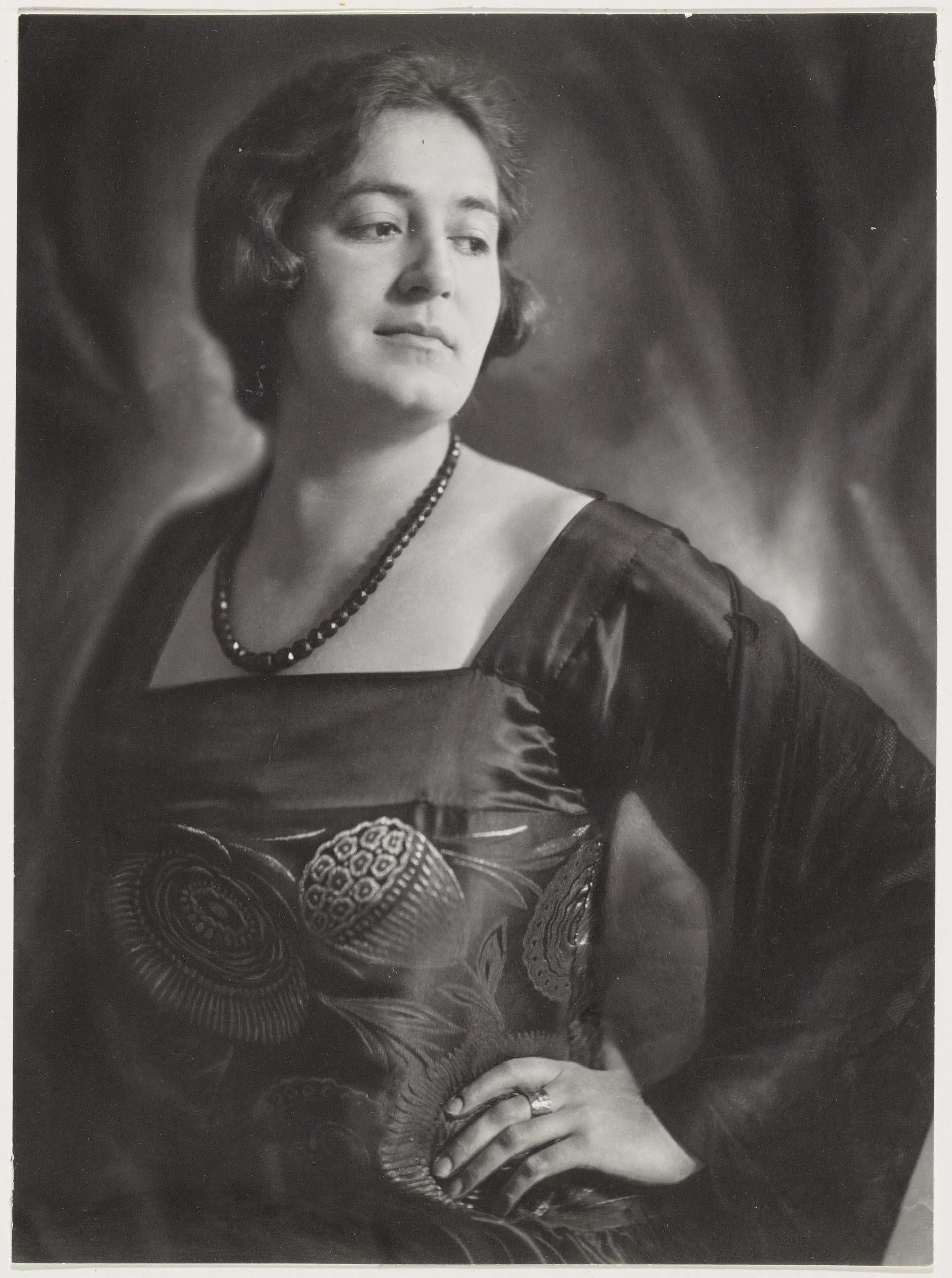 Portrait of Suze Luger-van Beuge (1889–1971) – memorial page