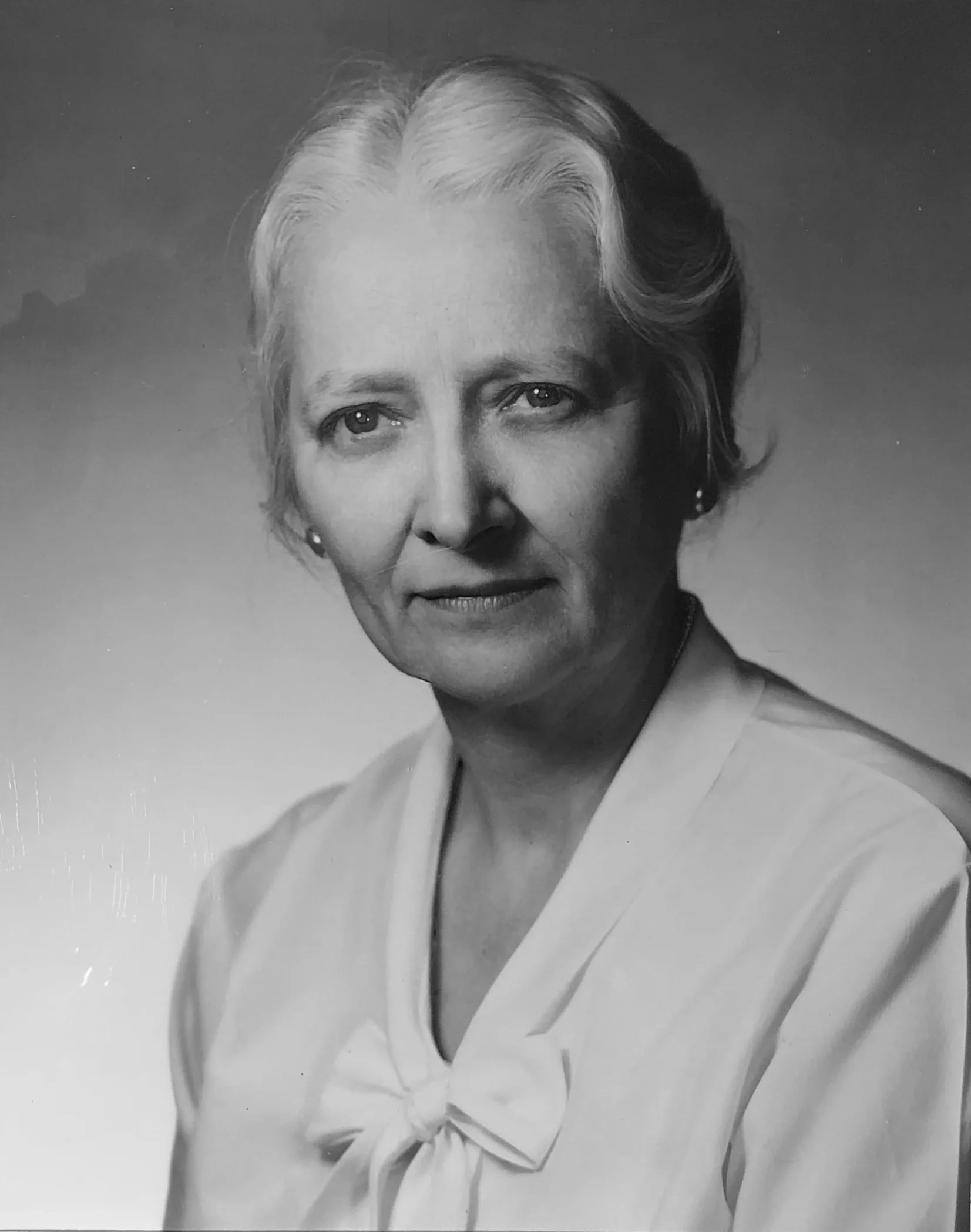 Portrait of Leonora Gloyd (1902–1993) – memorial page