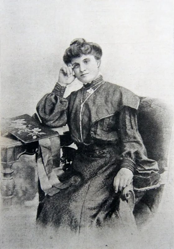 Porträt von Domitila Hormizinda Miranda de Carvalho (1871–1966) – Gedenkseite