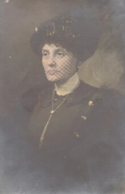 Porträt von Henriqueta Júlia de Mira Godinho (1863–1936) – Gedenkseite