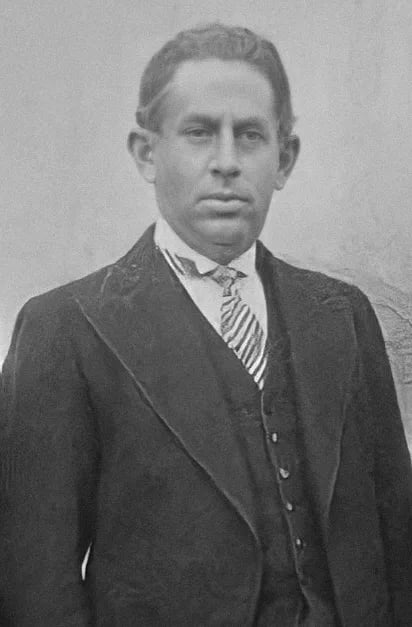 Porträt von Hiqmet Delvina (1888–1958) – Gedenkseite