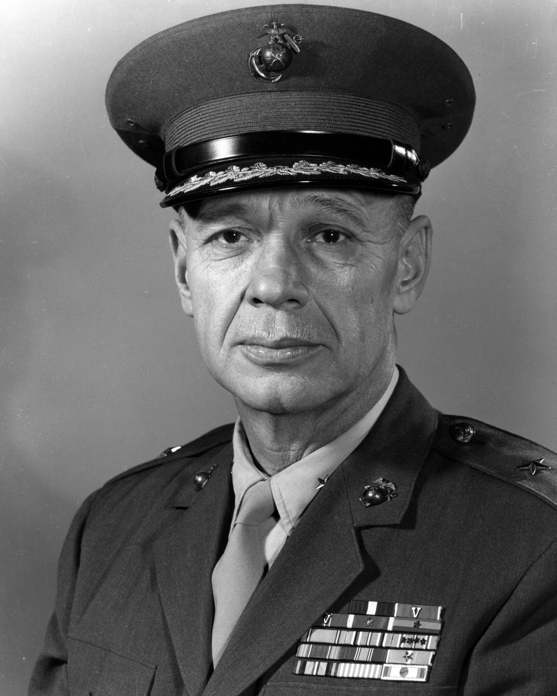Portrait of Frank E. Garretson (1918–2006) – memorial page