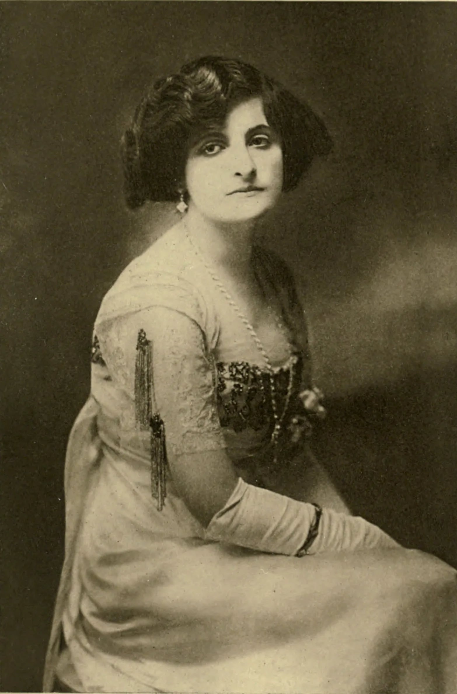 Portrait of Reina Victoria Belasco (1878–1948) – memorial page