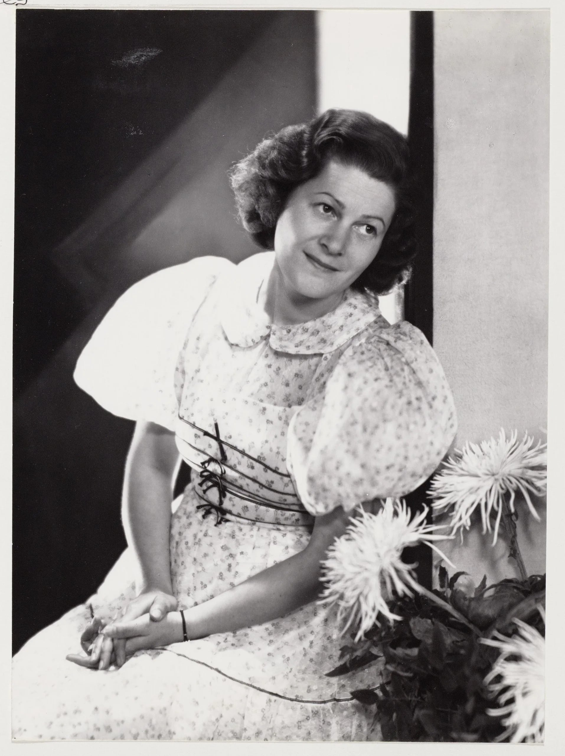 Portrait of Dora Schrama (1907–1992) – memorial page