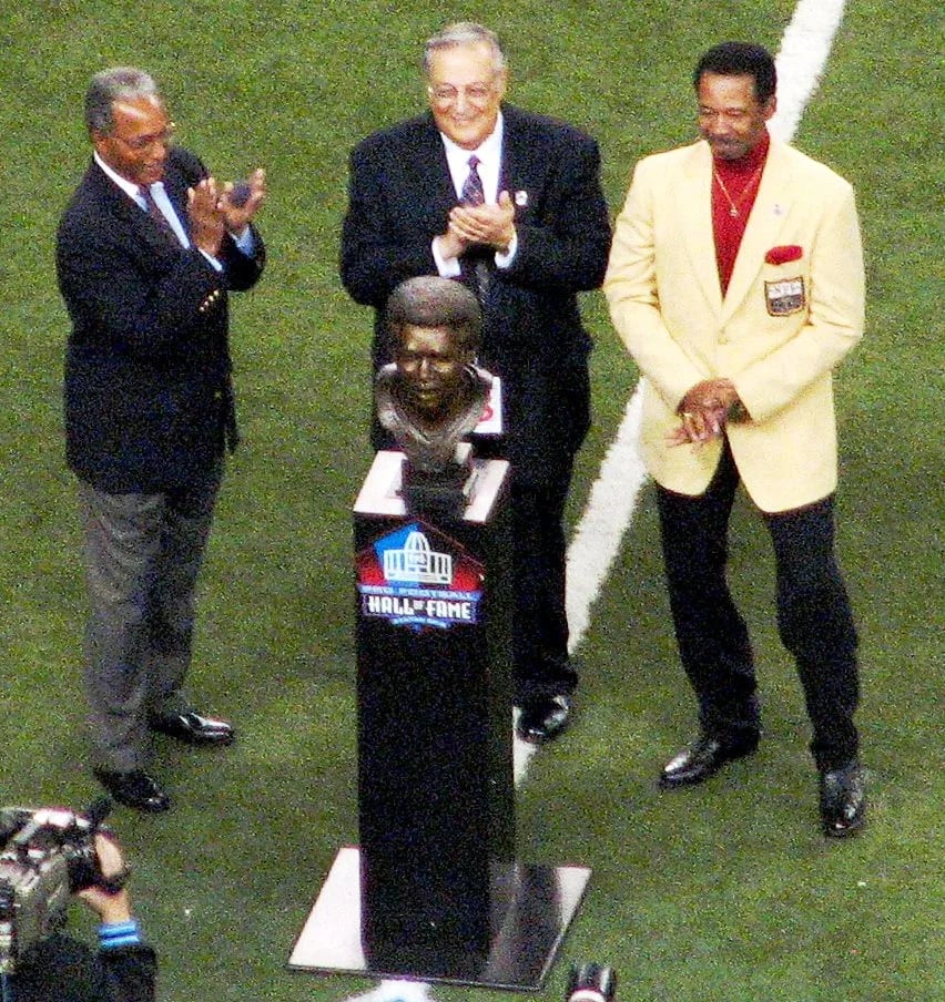 Portrait of Charlie Sanders (1946–2015) – memorial page