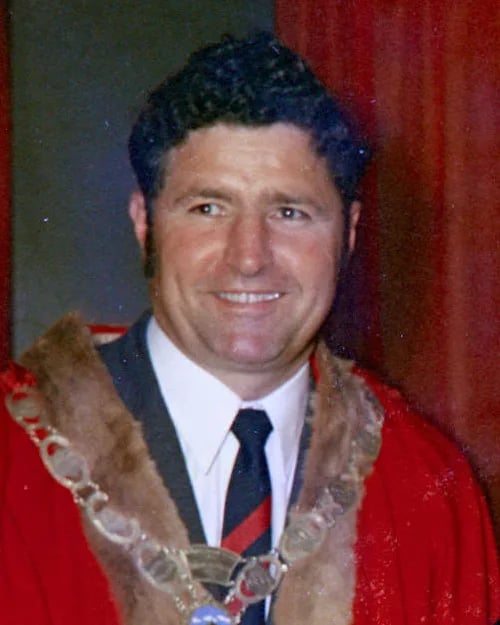 Portrait of Frank Ryan (1932–2017) – memorial page