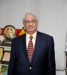 Porträt von Kamaraju Suguna Ratnakar (1944–2019) – Gedenkseite
