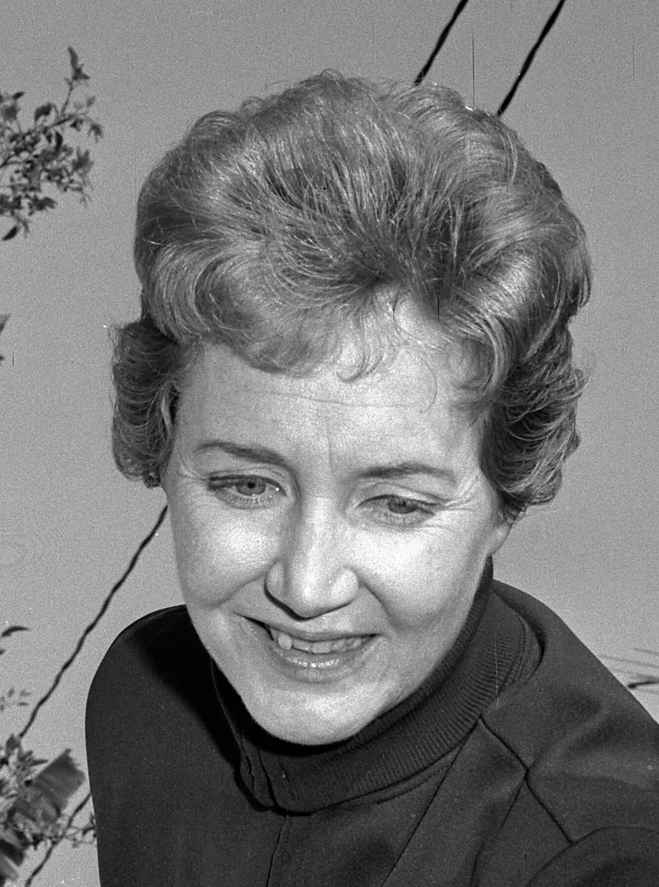 Portrait of Janice Romary (1927–2007) – memorial page