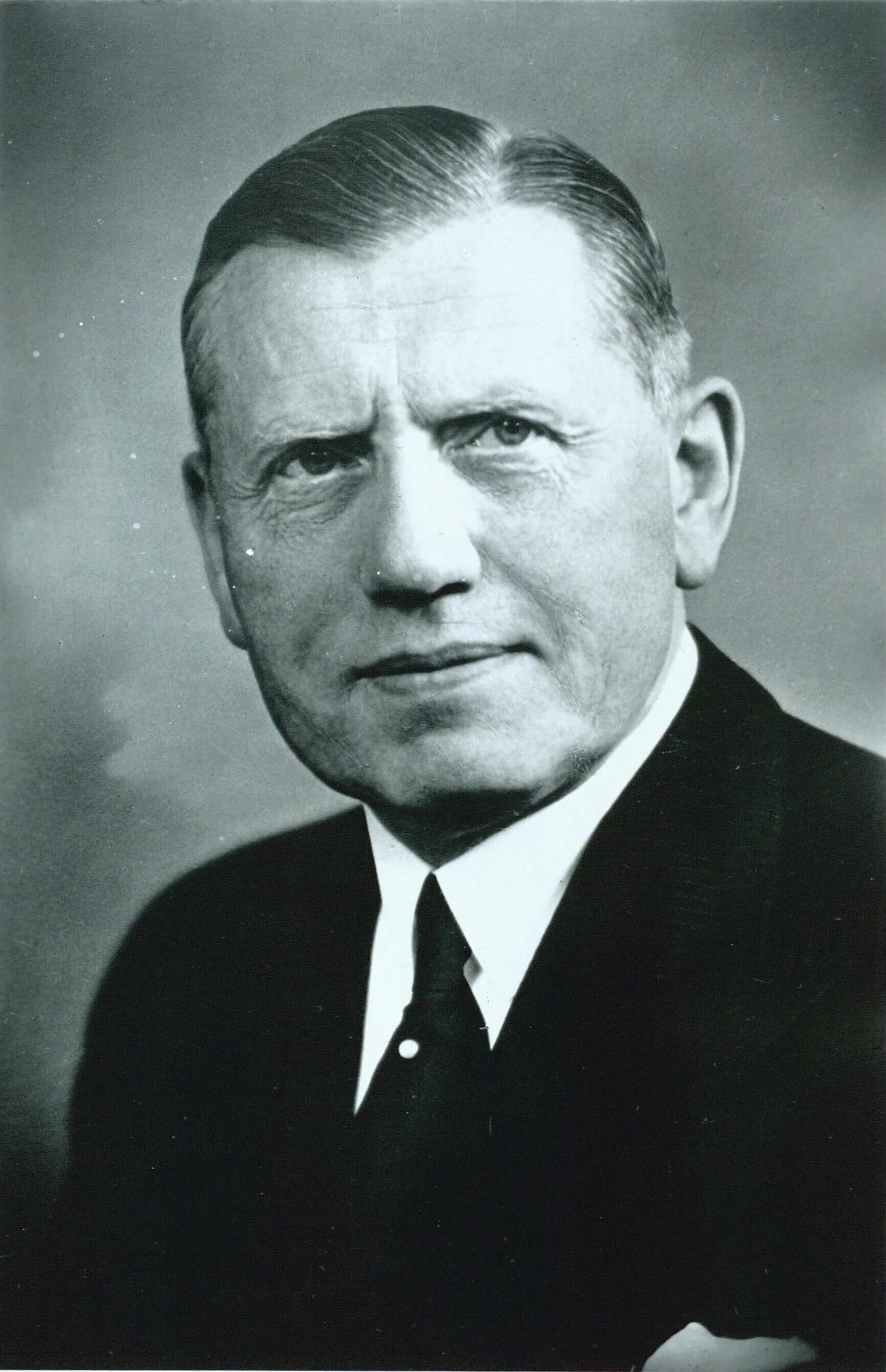 Portrait of Julius Madsen (1873–1938) – memorial page