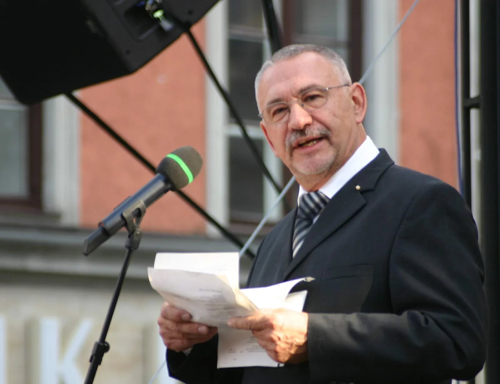 Portrait of Alexander Miklosy (1949–2018) – memorial page