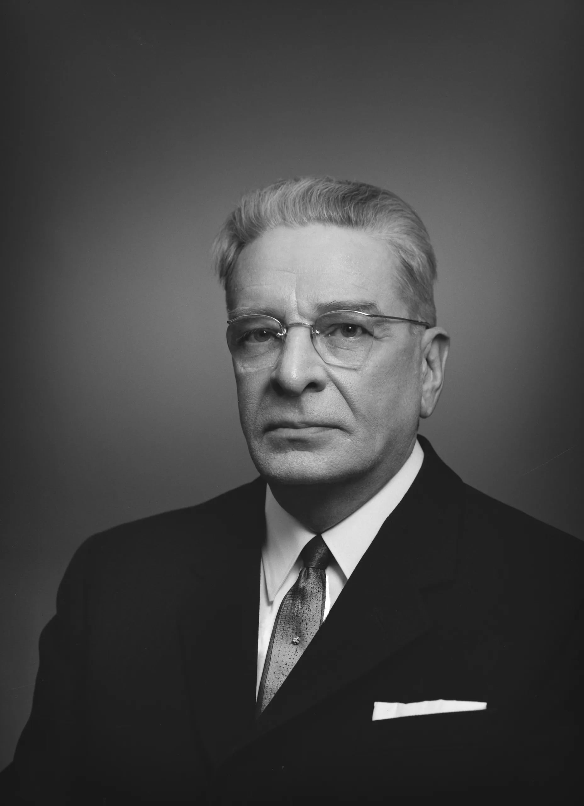 Porträt von Aarne Mälkiä (1900–1986) – Gedenkseite