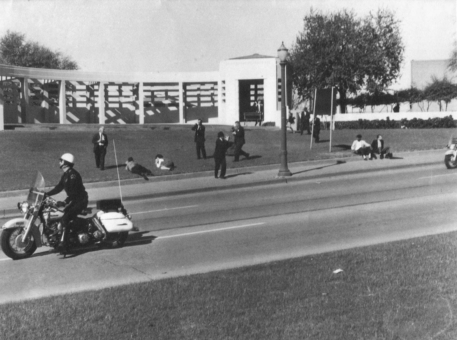 Porträt von Umbrella Man (1924–2014) – Gedenkseite