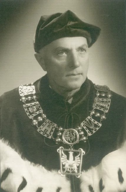 Portrait of Narcyz Łubnicki (1904–1988) – memorial page