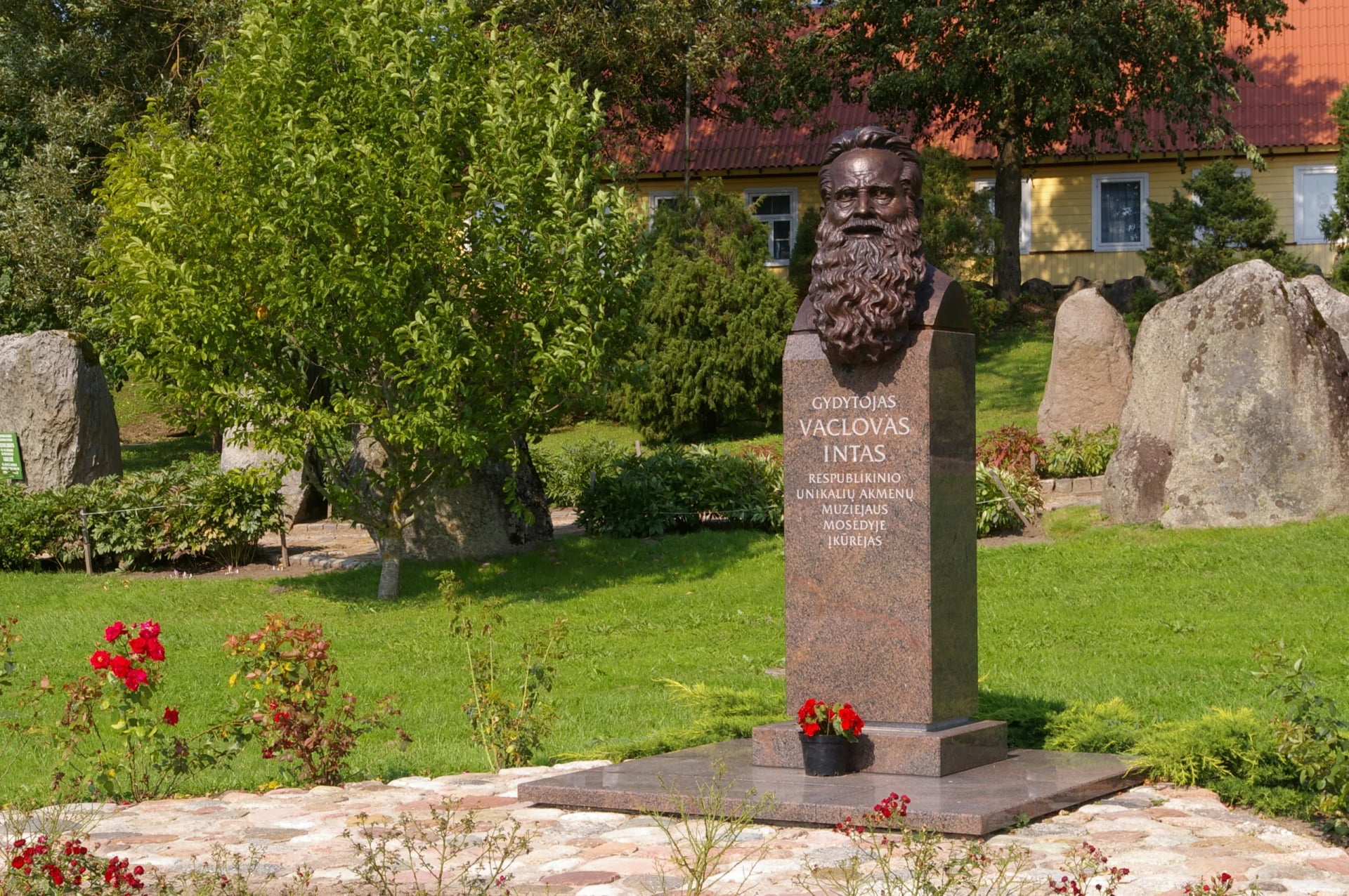 Porträt von Vaclovas Intas (1925–2007) – Gedenkseite