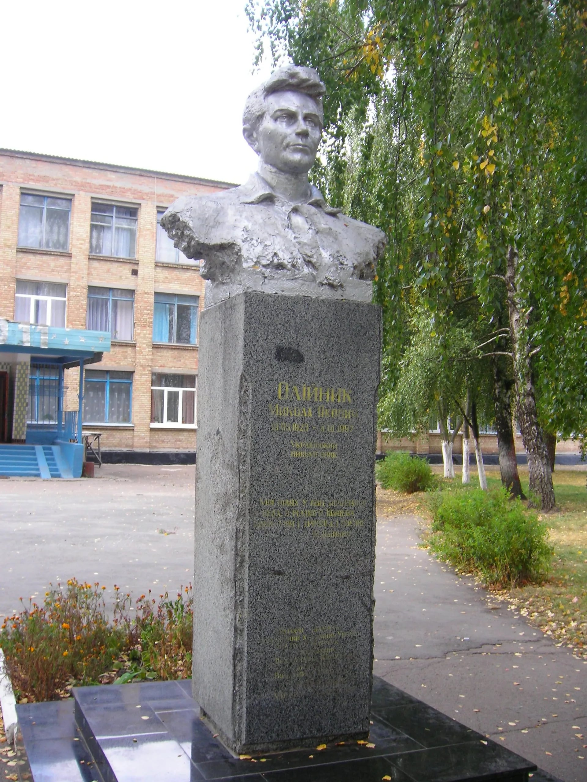 Portrait of Mykola Oliynyk (1923–1997) – memorial page