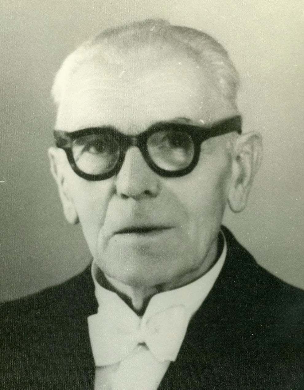 Portrait of Erik V. Lind (1875–1958) – memorial page