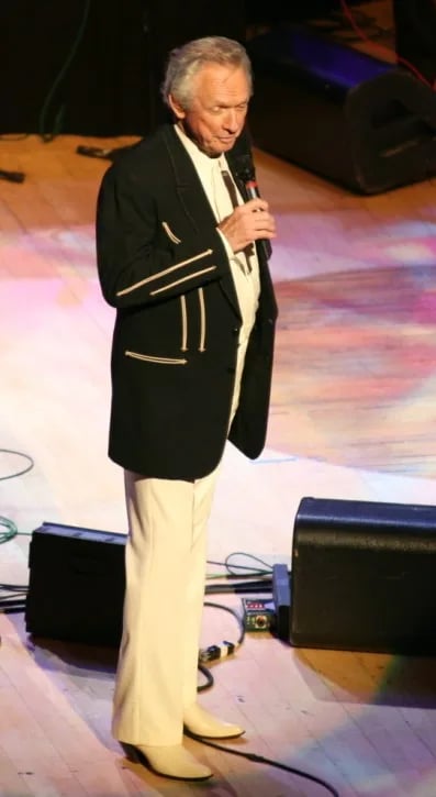 Portrait of Mel Tillis (1932–2017) – memorial page