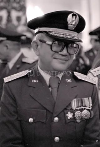 Porträt von Kharis Suhud (1925–2012) – Gedenkseite