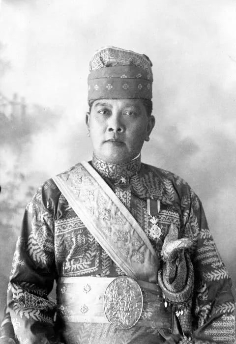 Porträt von Sultan Amaluddin Al Sani Perkasa Alamsyah (1877–1945) – Gedenkseite
