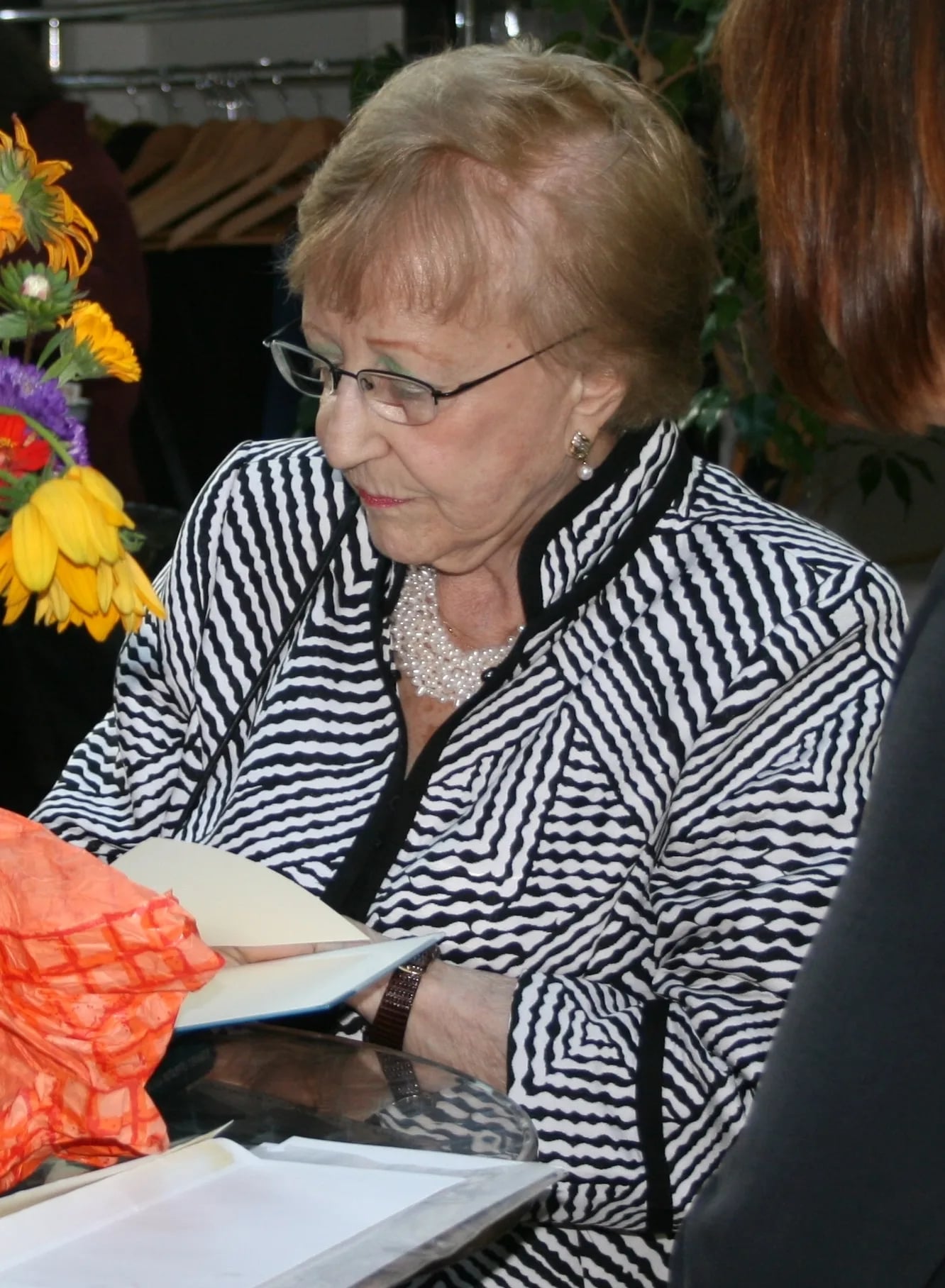 Portrait of Lucille Eichengreen (1925–2020) – memorial page