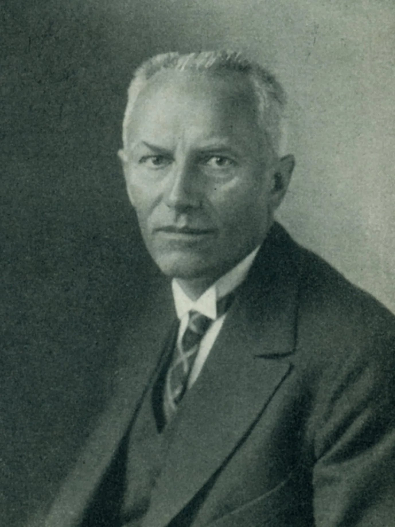Portrait of Edmund Neuendorff (1875–1961) – memorial page