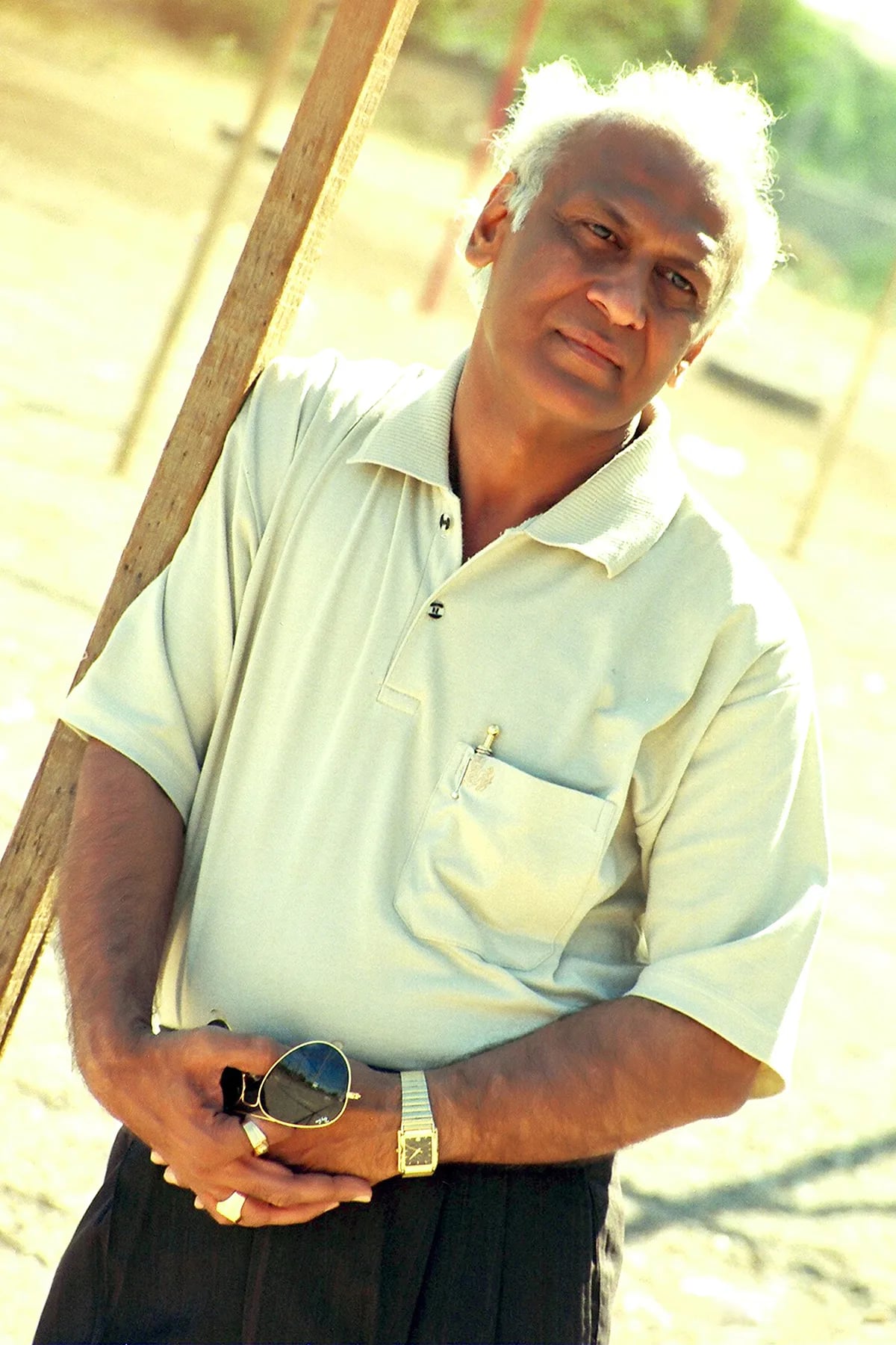Porträt von Manoj Khanderia (1943–2003) – Gedenkseite